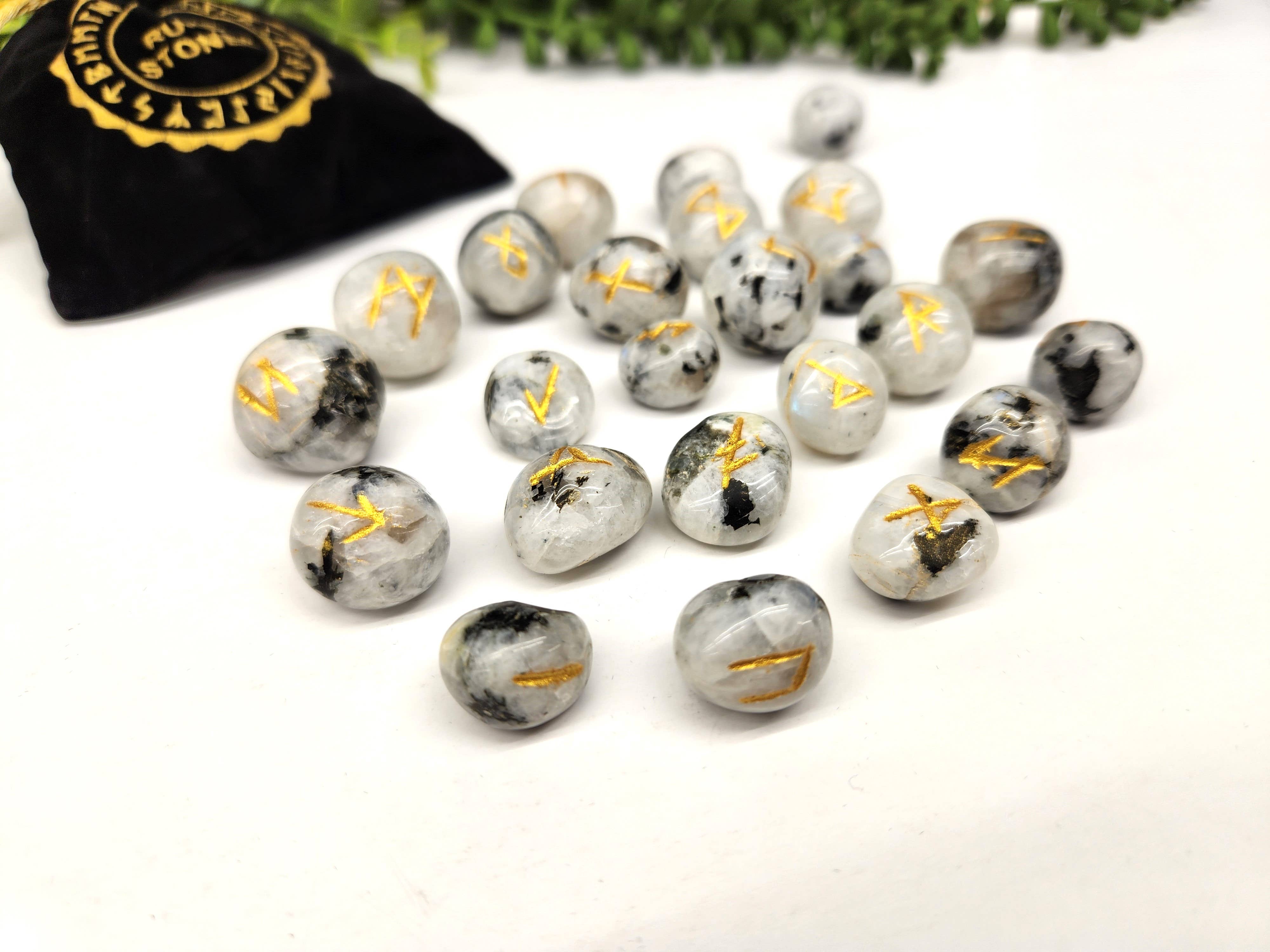 Meraki Gemstones - Vendita all'ingrosso Pietra/cristallo spirituale - Set di rune in pietra di luna arcobaleno con custodia in velluto1