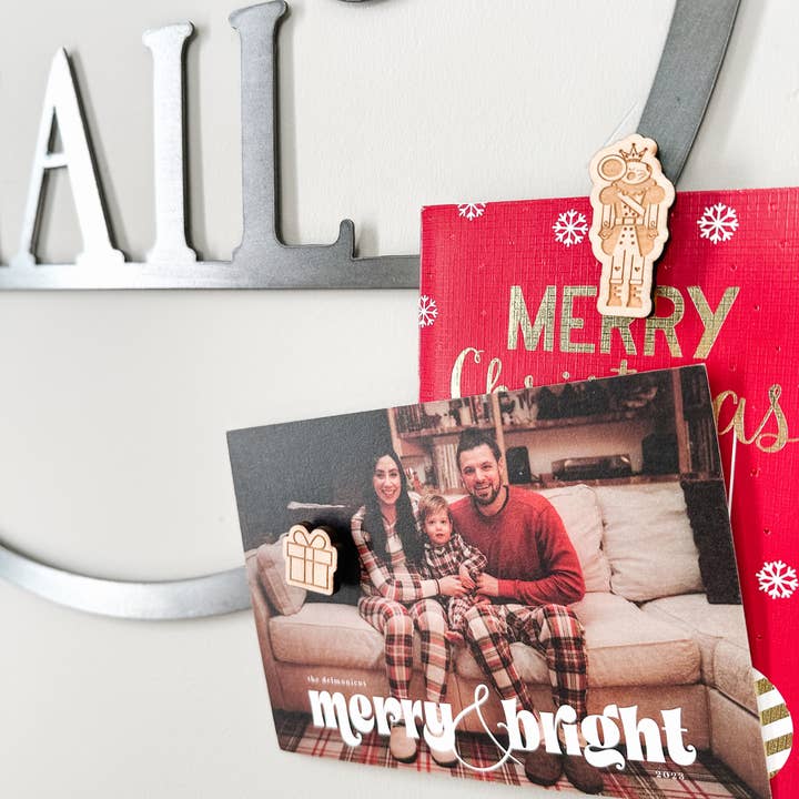 Keystone Steel Co. - Wholesale Christmas Wall Art - "Merry Mail" Magnetic Christmas Card Wreath - Santa Font