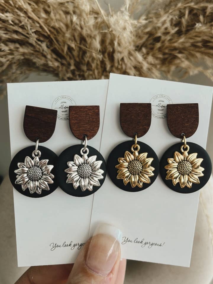 Ciondoli a forma di girasole in legno e argilla per la vendita all'ingrosso da parte di ElleseeWomen