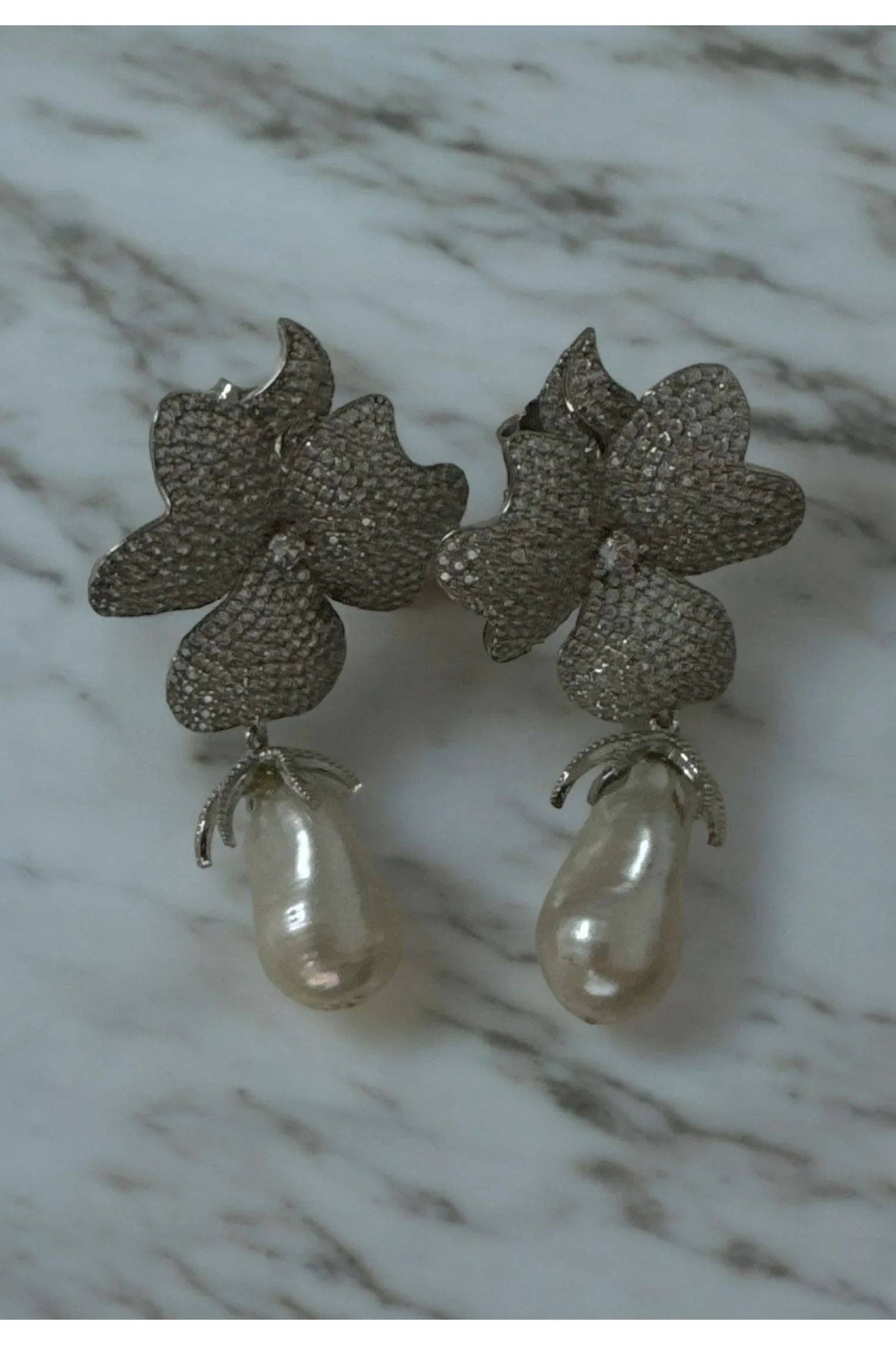 Latelita – Engroshandel Hængeøreringe og creoløreringe – Barok perle hvid blomst dråbe øreringe sølv8