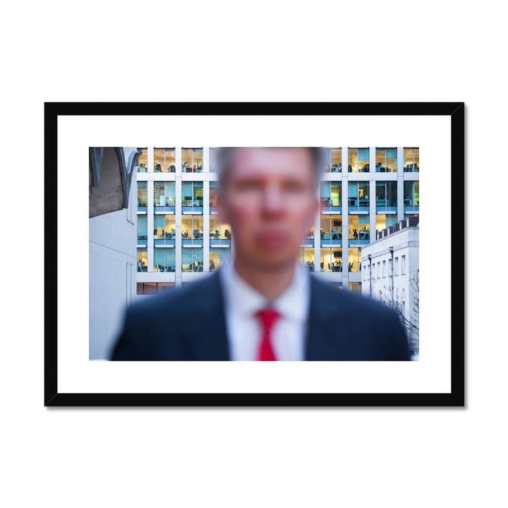 Defocussed affärsman inramat och monterat tryck för wholesale av Sorbey