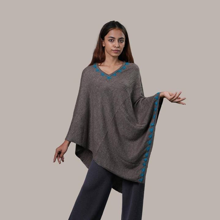 Poncho de Travail Latéral en Cachemire - Gris Foncé pour la vente par Yes Helping Hand