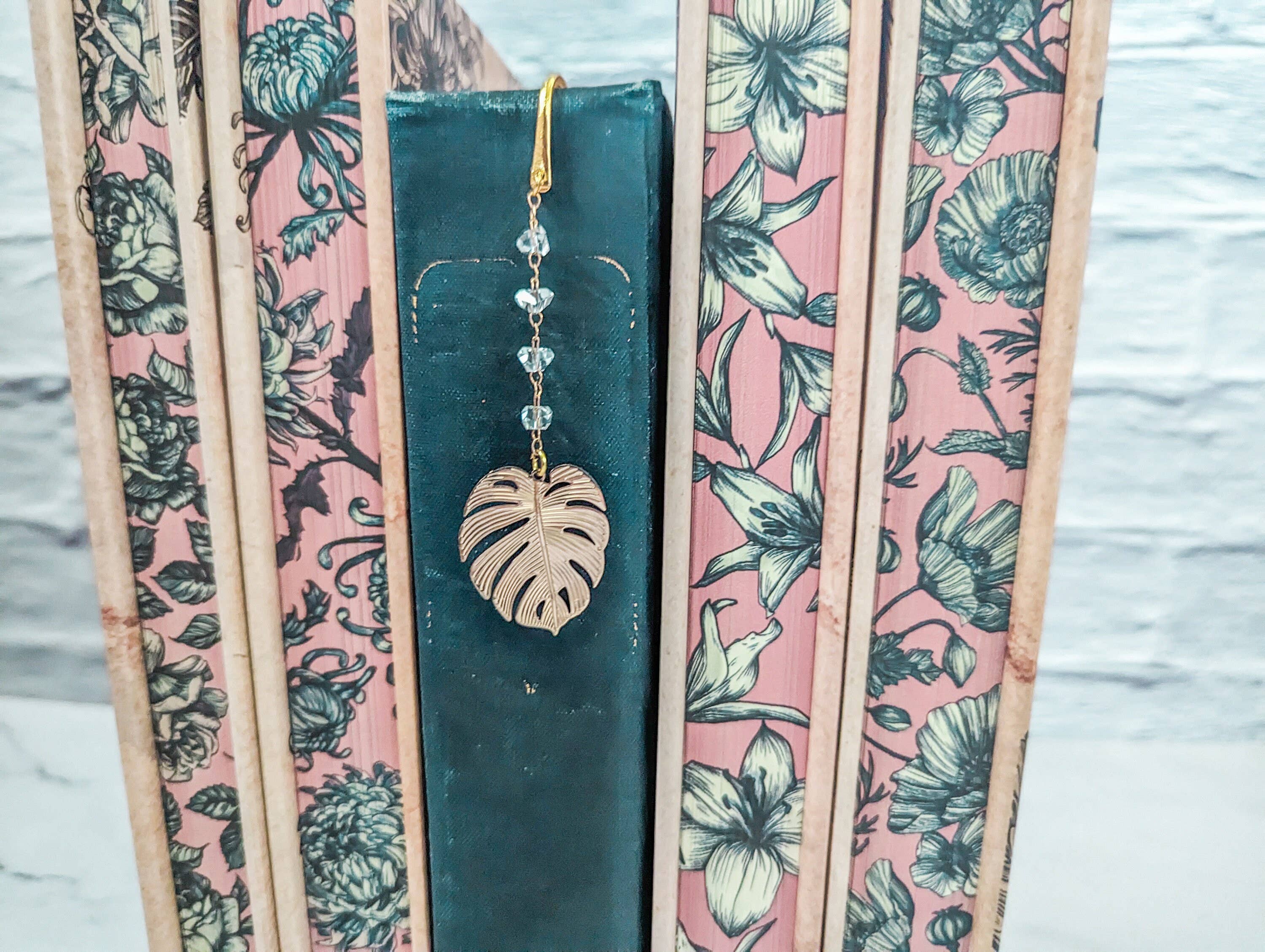 Bookish Trinkets - Wholesale Bookmark - Gold Metal Monstera Leaf Charm Bookmark2