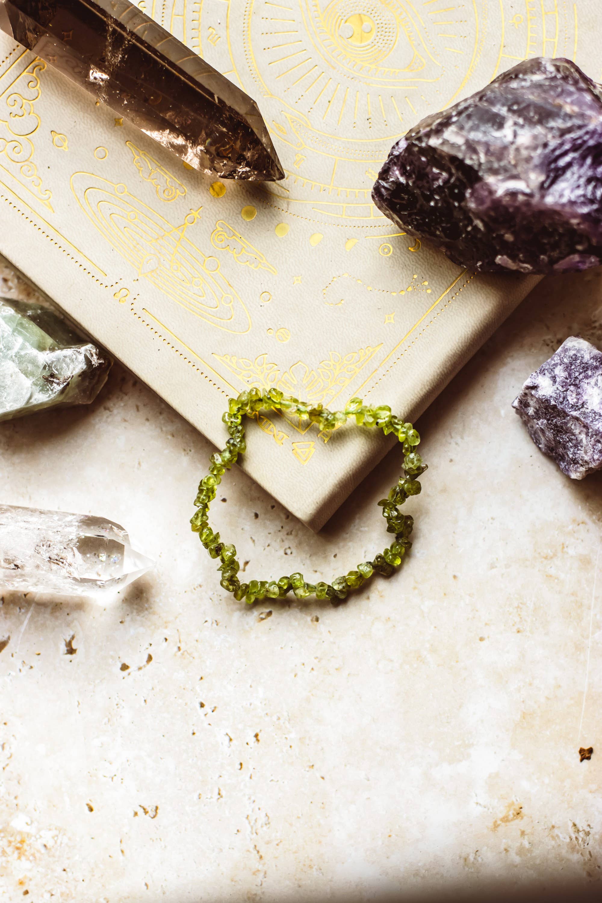 Mindful Living Co. – Großhandel Perlenarmband – Armband aus natürlichen Kristall-Edelstein-Chips | Kristallschmuck21