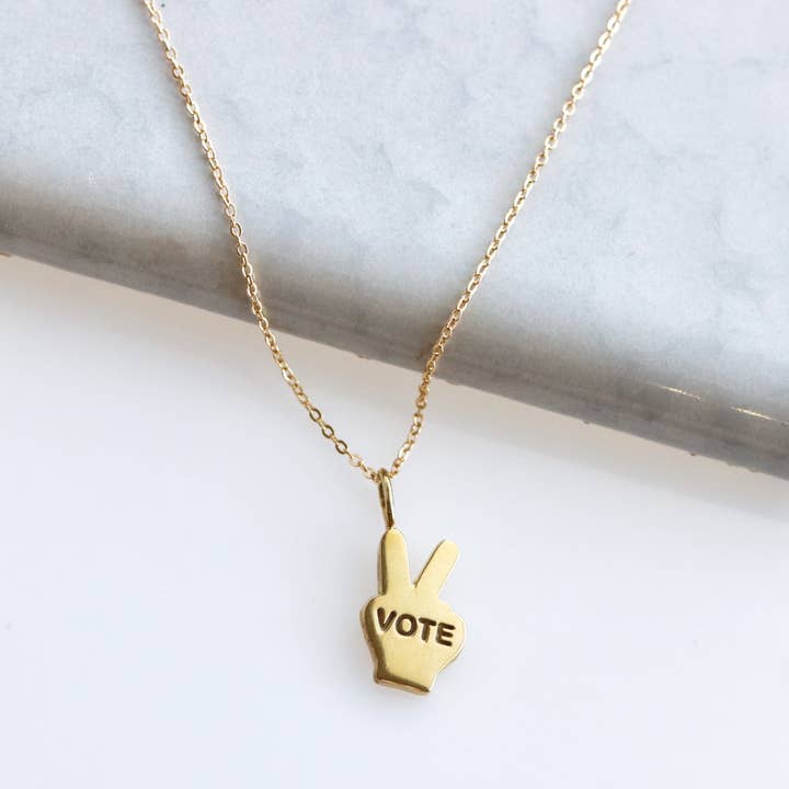 Collier en or VOTE pour la vente par Vi Ling Designs