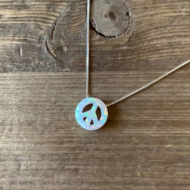 Peace Baby - Signo de la paz con ópalo cultivado en laboratorio para venta al por mayor de Pink Moon by Tabitha