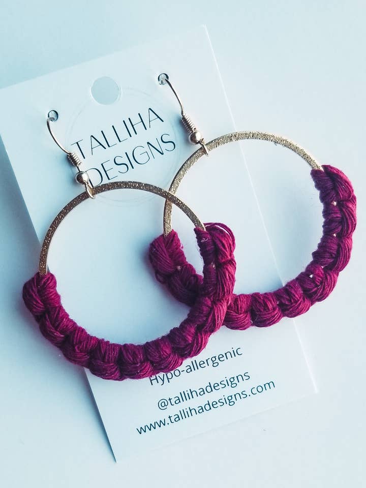 Boucles d'oreilles créoles tressées sans franges dorées en macramé pour la vente par Talliha Designs