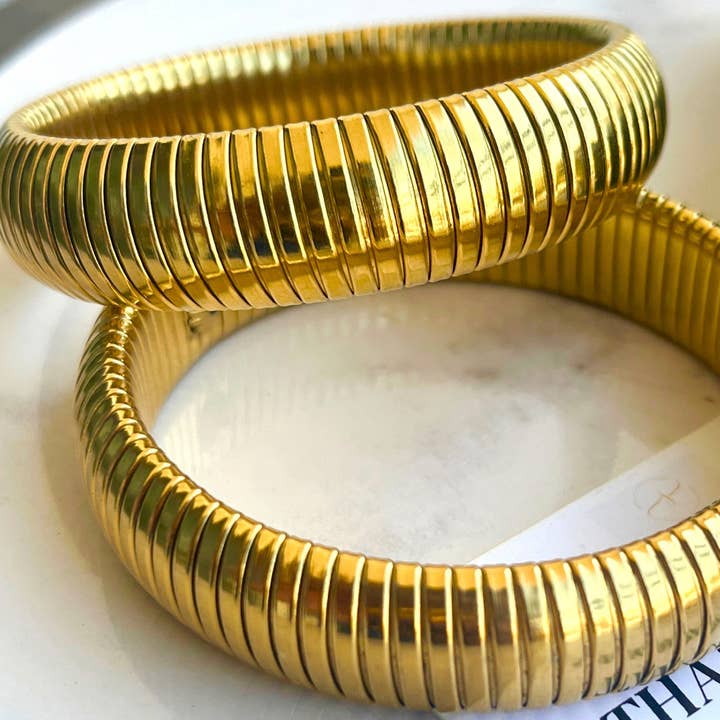 Bracelet Chardae Chunky en métal doré pour la vente par Jeluxe Jewelry