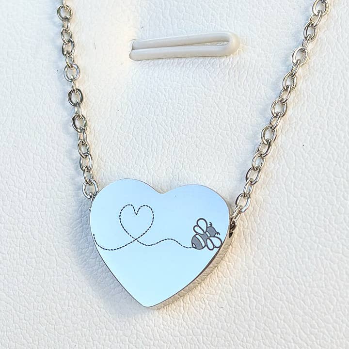 Abeille volant dans un collier cœur cœur - Acier inoxydable pour la vente par Arthousefern