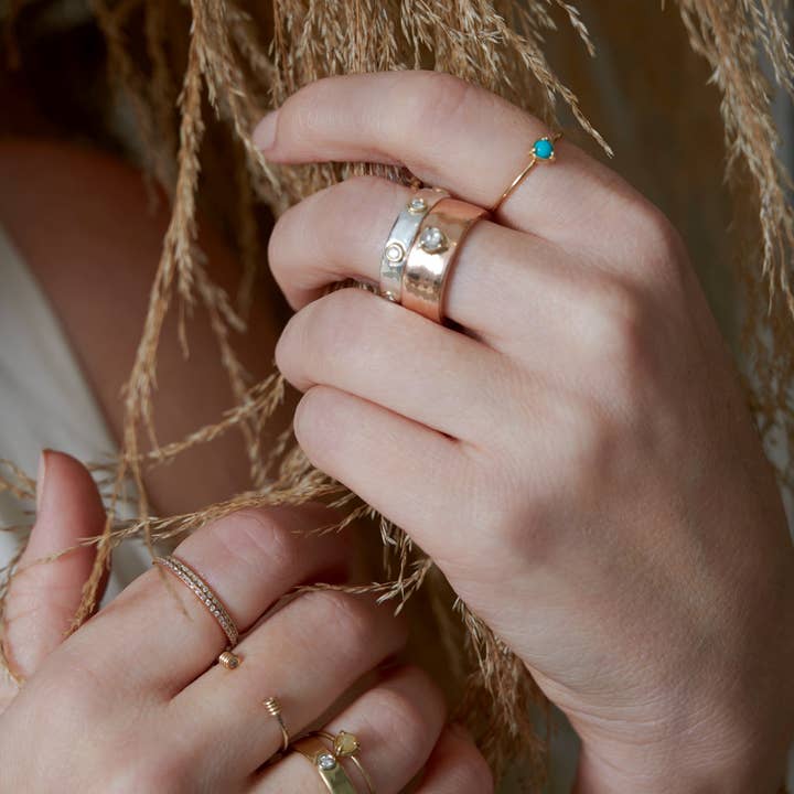 Elliot Young Fine Jewelry – Engroshandel Båndring – "Flydende Metal" 14K Guld smal Hamret Bånd med Syv Diamanter