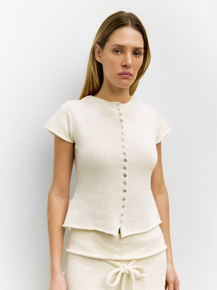 Das Alana Top | Sommer-Strick-Top mit Knopfleiste für den Großhandel von All Row