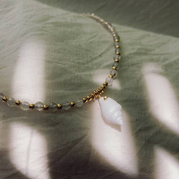 Colar de quartzo rutilado com uma concha delicada de Bali por atacado de Bonisita