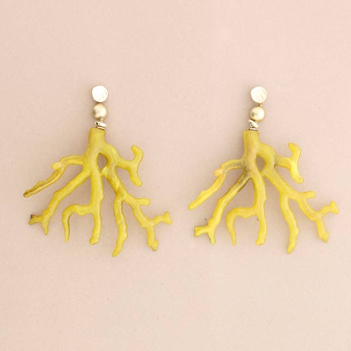 Boucles d'oreilles pendantes en résine corail pour la vente par Sonata