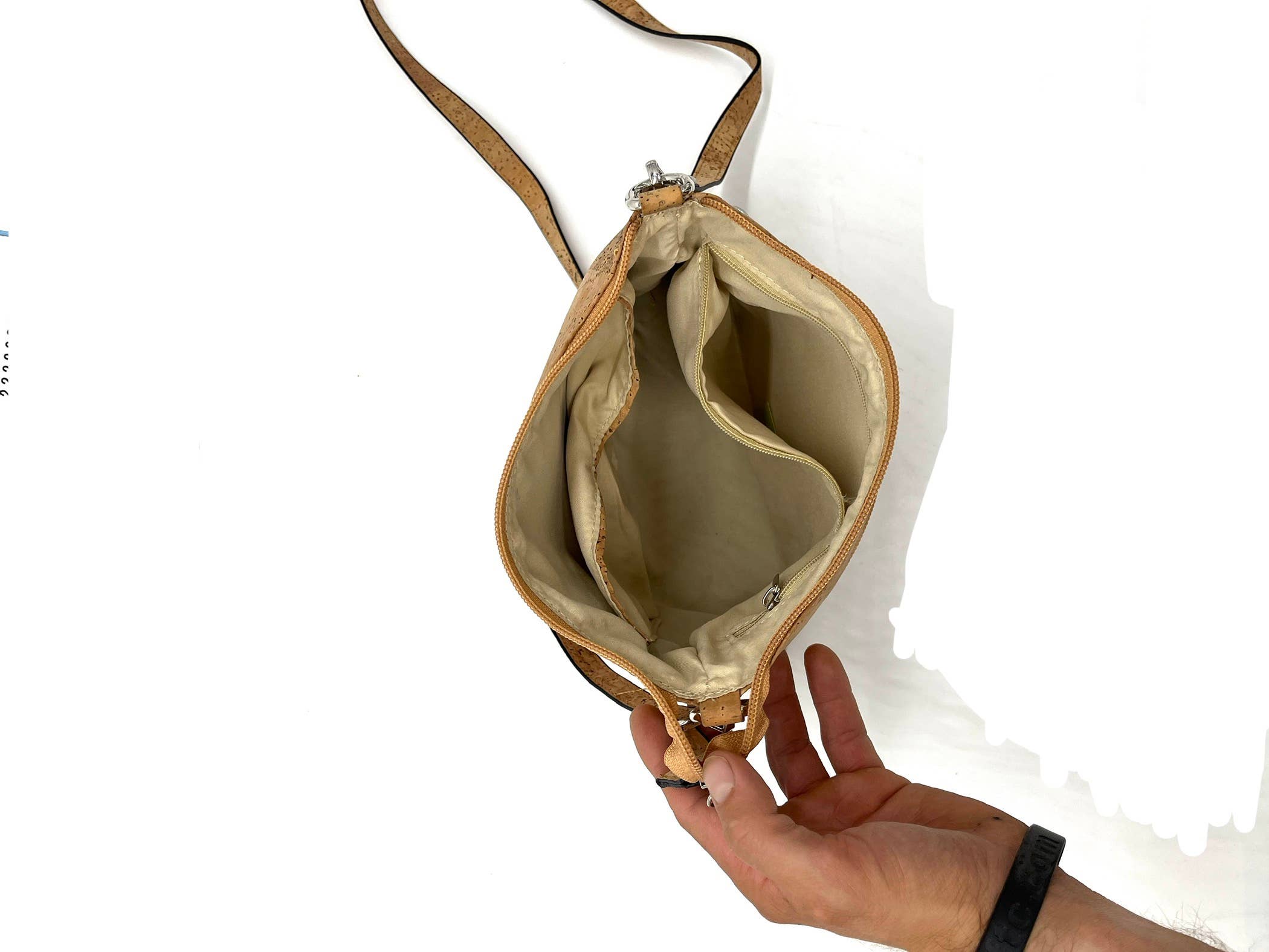 Dzolik vegan leather – Großhandel Geldbörse – Damen – Mittelgroße Umhängetasche aus Kork, vegan5