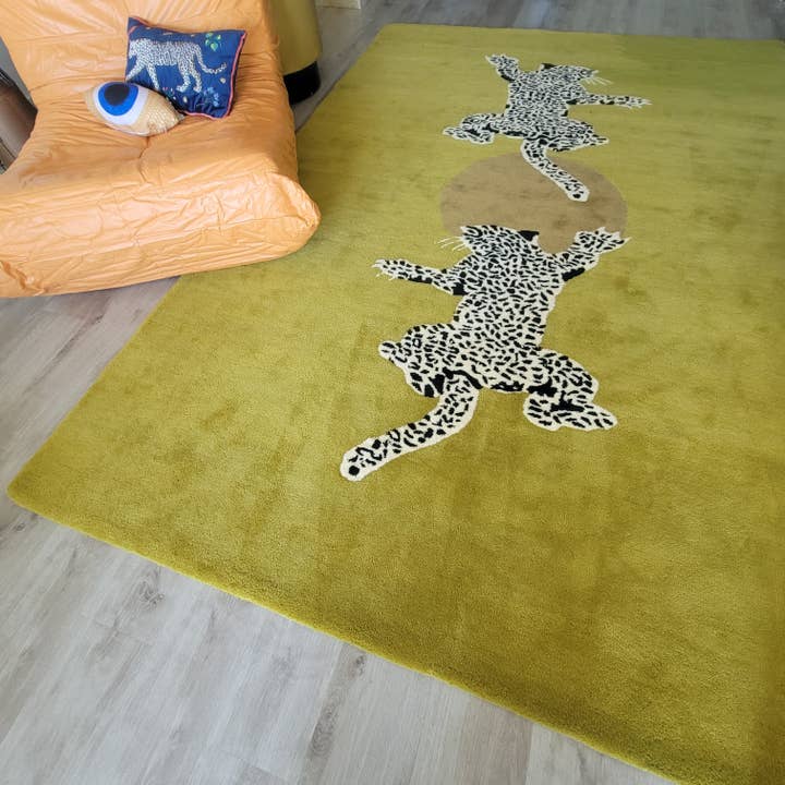 Tapis en laine tufté à la main Leopards on Silky Road pour la vente par Maia Homes