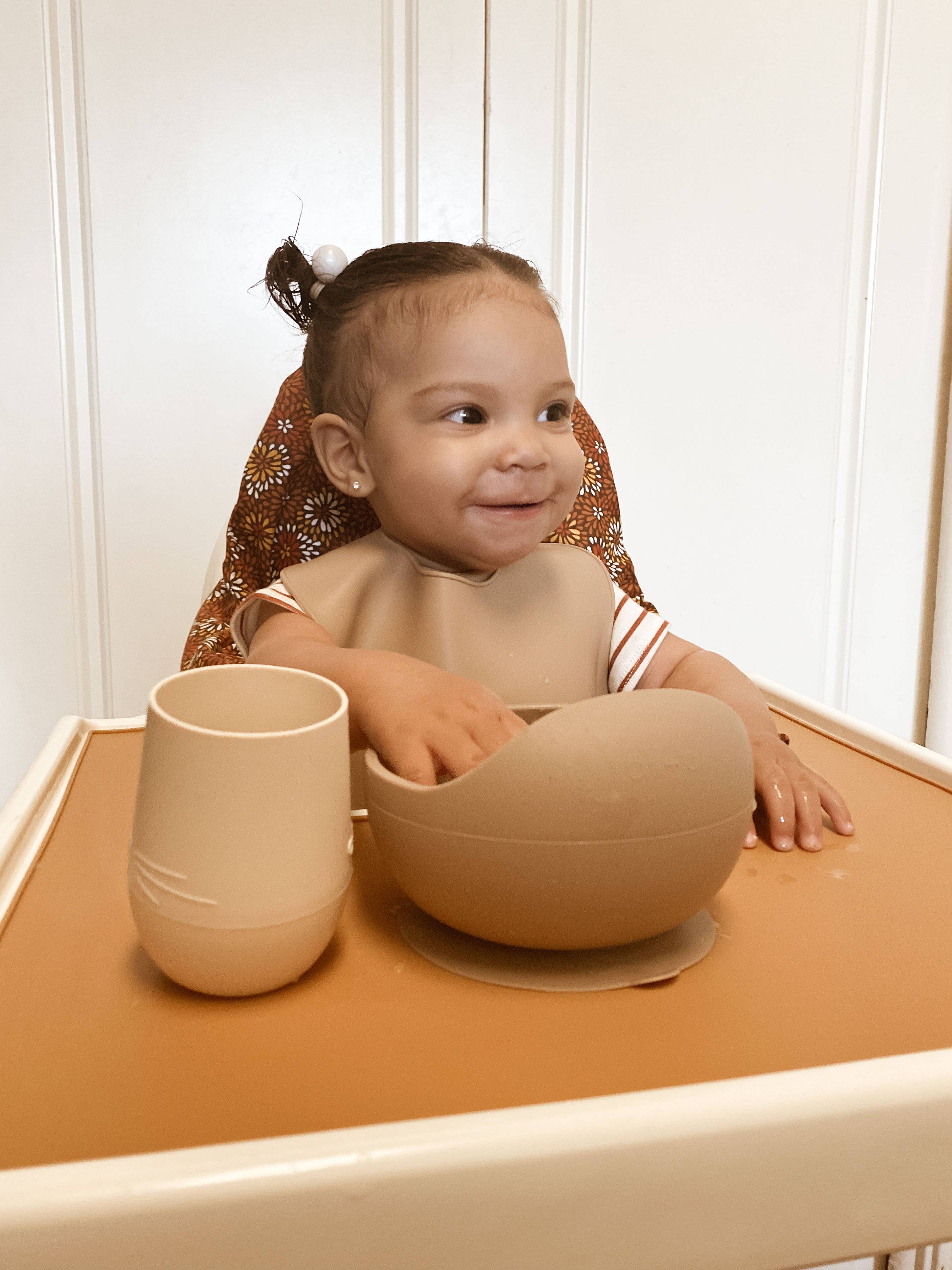 Ali+Oli - Vente Verre/tasse – enfant et bébé - Gobelet ouvert en silicone Bunny Face pour bébé et tout-petit (noix de coco)7