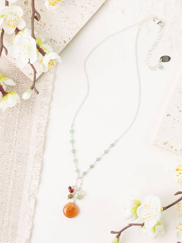 Brise Douce 15,5-17,5" Apatite, Cornaline, Collier Simple pour la vente par Anne Vaughan Designs Jewelry