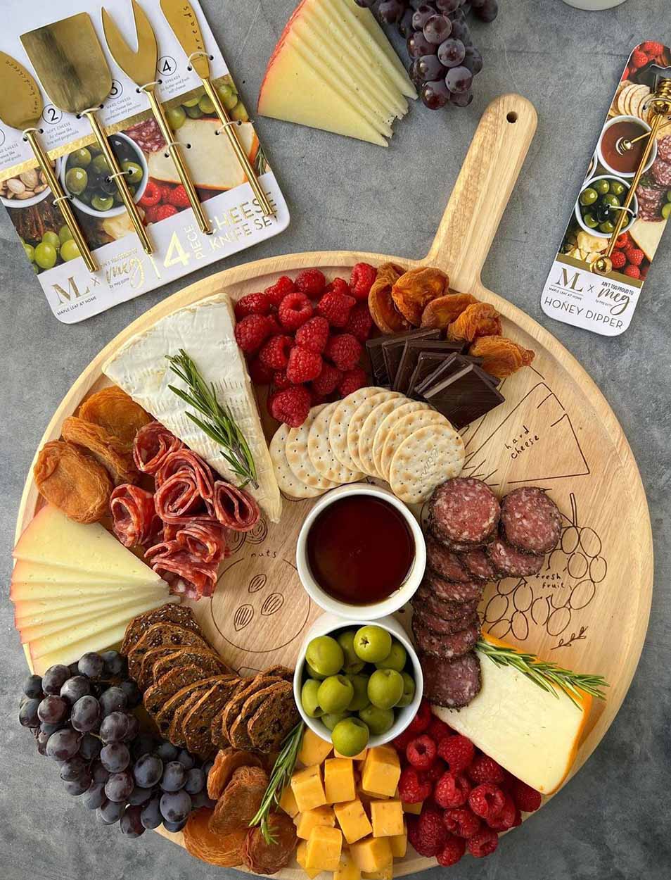 Sophistiplate - Vendita all'ingrosso Taglieri per formaggio - Mappa di Salumi Meg Quinn | Rotonda con Manico | 22" x 17"6