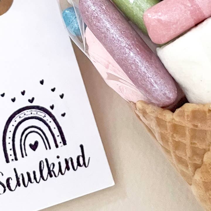 Sello SCHOOLKID con arcoíris y conos escolares para inicio de clases para venta al por mayor de Der kleine Sperling