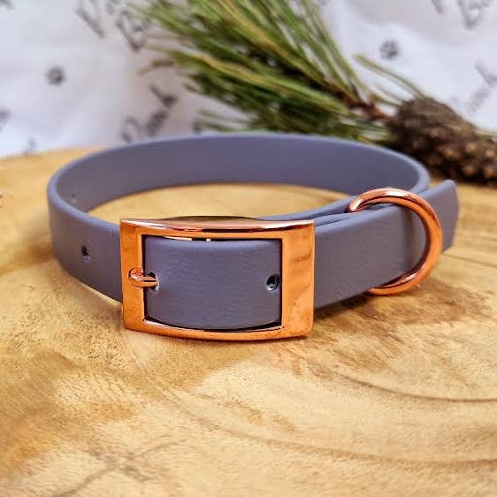 Grijze Biothane Hondenhalsband - Metalen Beslag - Handgemaakt voor wholesale door Pet Pooch Boutique