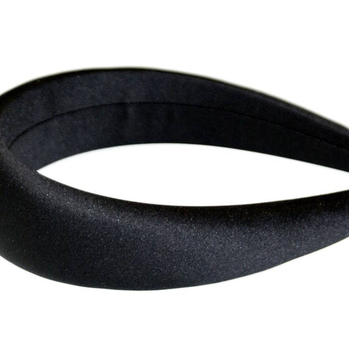 Bande Alice rembourrée arrondie en satin - Noir - HAB293 BLACK pour la vente par Hepburn & Co.