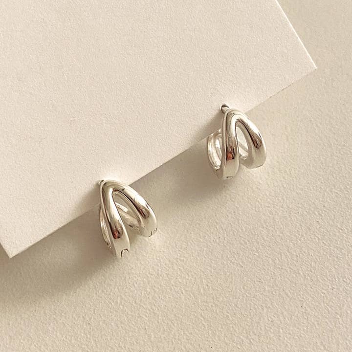 Mini dobbeltlinje huggie hoop ørering i sterlingsølv for engroshandel hos Cult Mystique