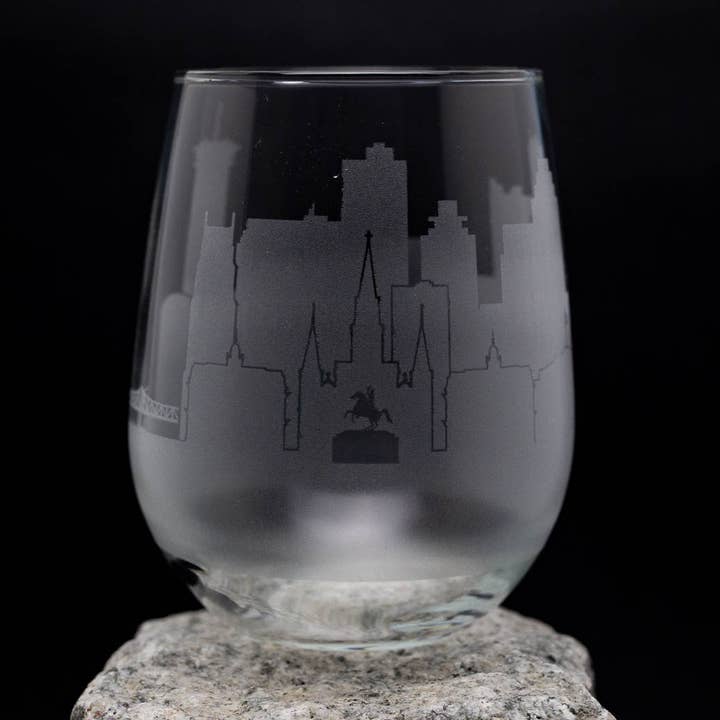 Bicchiere da vino New Orleans (NOLA), Louisiana Skyline per la vendita all'ingrosso da parte di Urban & Etched