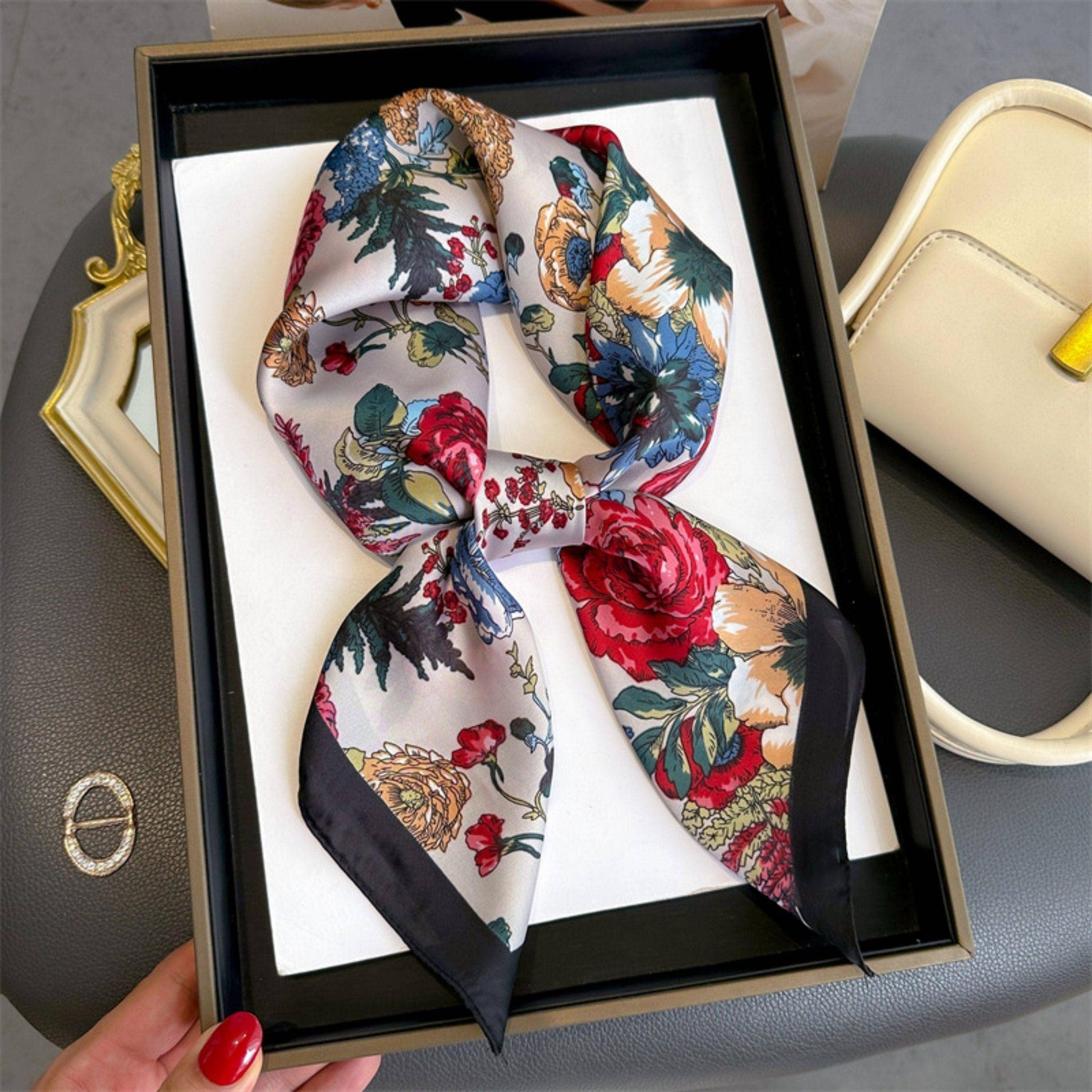 SueSilkHK – wholesale Halsduk - Dam – Fransk rosmönster 70 cm fyrkantig halsduk, silkestrukturerad halsduk, solskyddande satinhalsduk, halsduk, satinsjal, gåva5