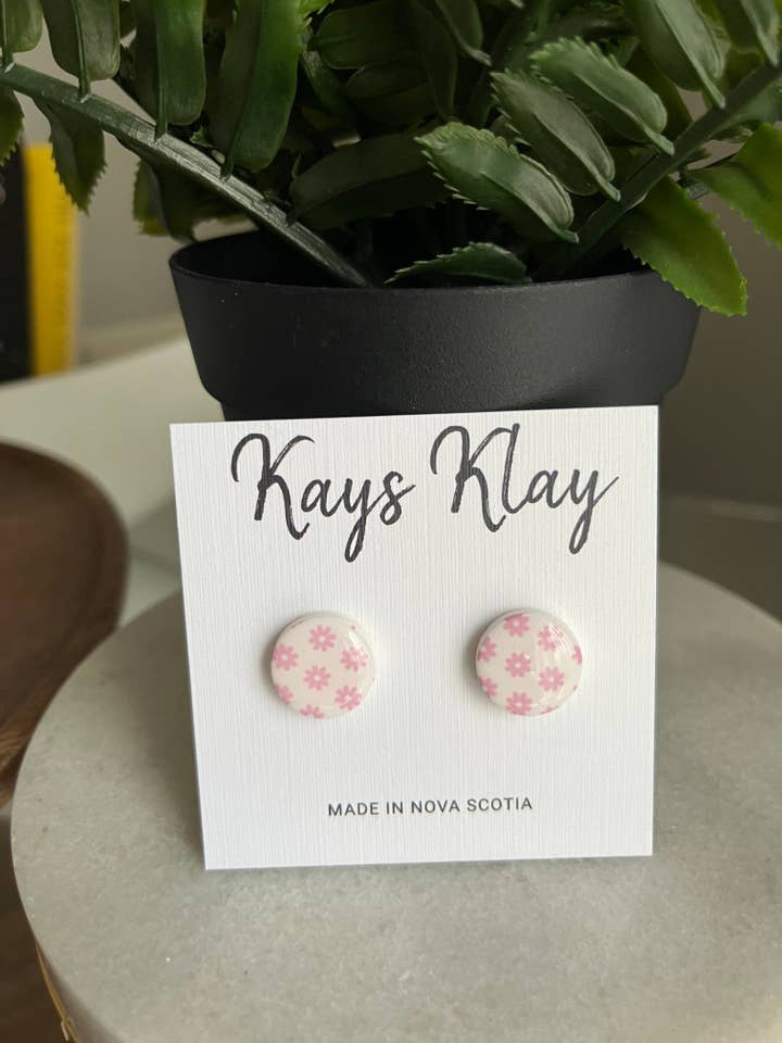 Maggie Stud pour la vente par Kay’s Klay