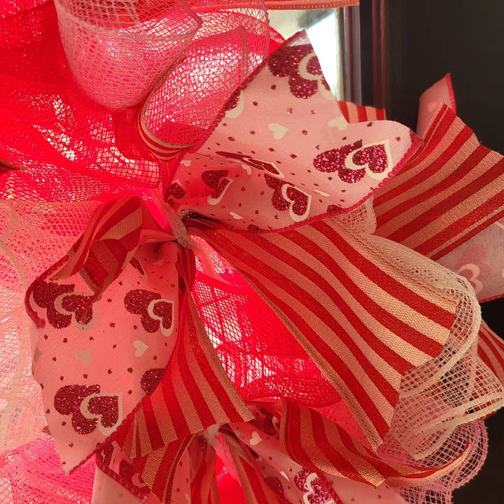 An Array of Wreaths, LLC – Engroshandel Krans – Rød, hvid og lyserød dekormesh Valentinskrans1