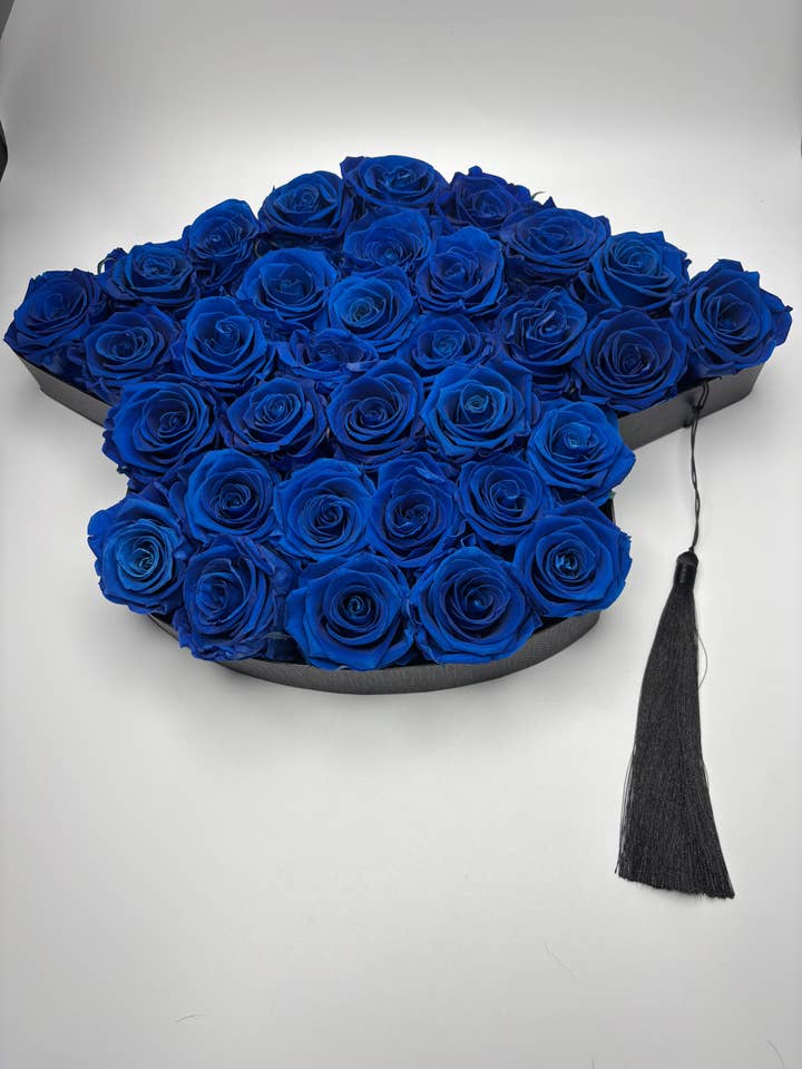 Cadeau de remise de diplôme Roses éternelles pour la vente par Forever Charmed Flowers