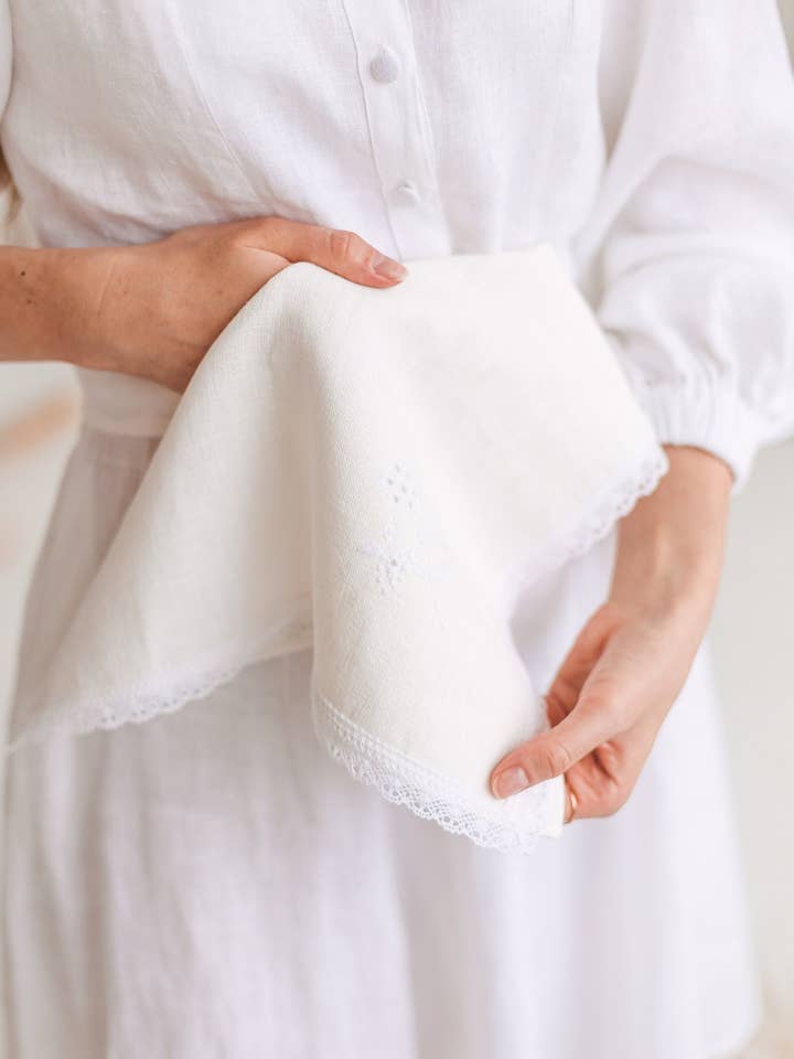 Lenço de Linho Branco com Flores Bordadas à Mão por atacado de Matrinna