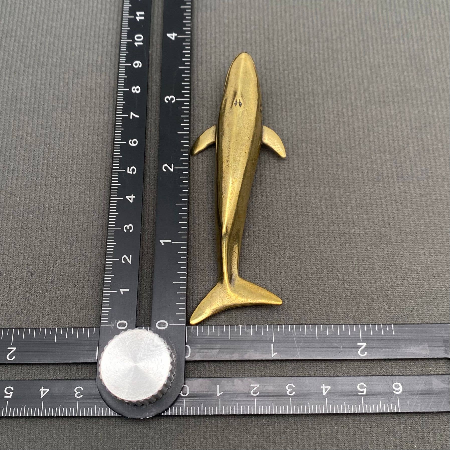 Mio Queena – Estatueta decorativa por atacado – Decoração de Ornamentos de Secretária de Latão em Forma de Baleia3