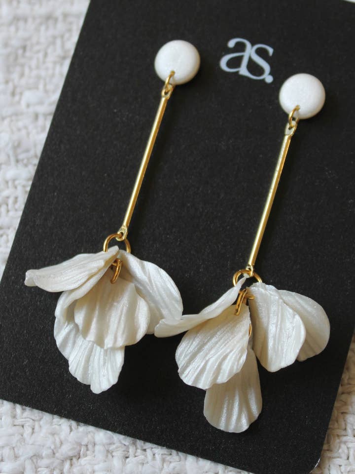 Pendientes de arcilla polimérica con pétalos de flores | Pendientes de novia para venta al por mayor de Aylsbury Street