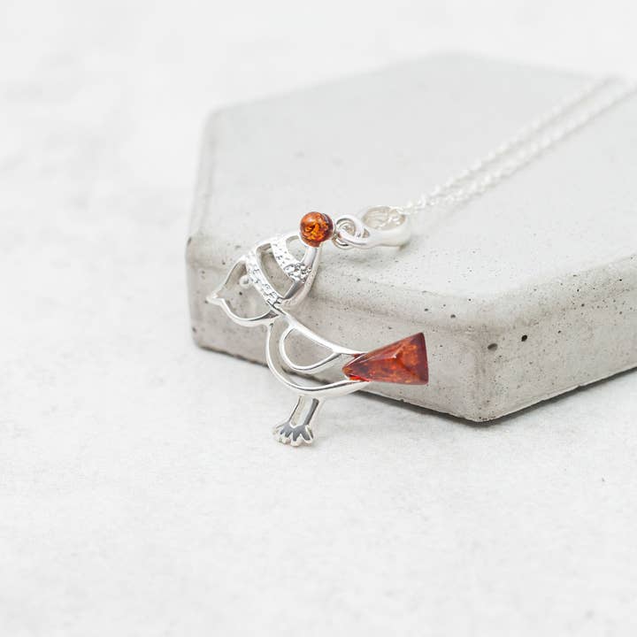 Pendentif en ambre Little Robin, collier en forme d'oiseau en argent pour la vente par Marcin Waryszak