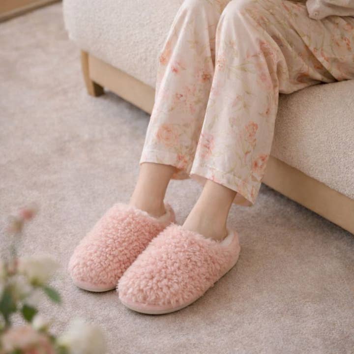 DrifWoo - Wholesale Slippers - Women's - Plush Curly Faux Fur Slippers – Cozy Indoor Comfort5