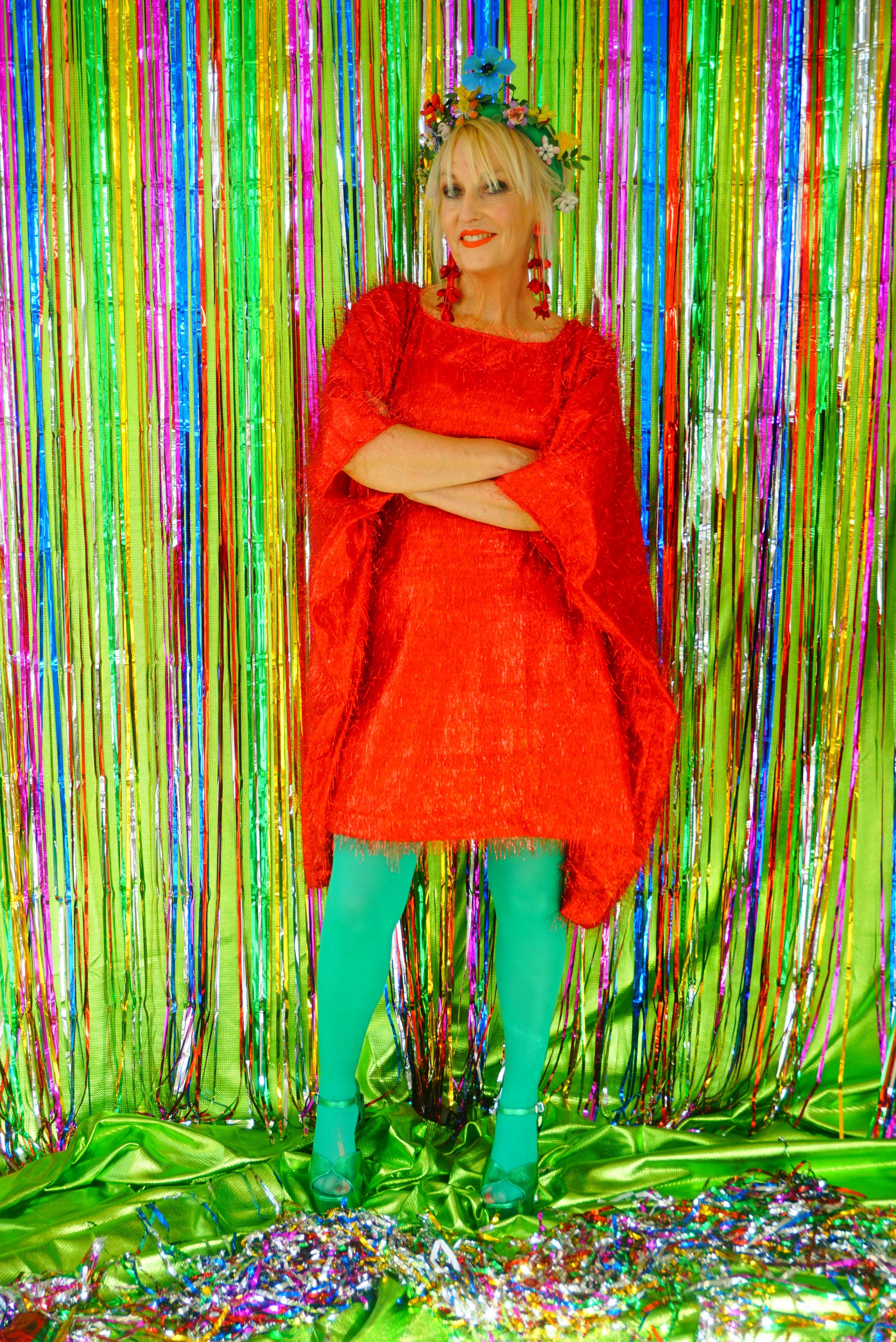 Fumbalinas - Vente Caftan – femme - Robe de fête mini kaftan rouge à paillettes et cheveux en tinsel6