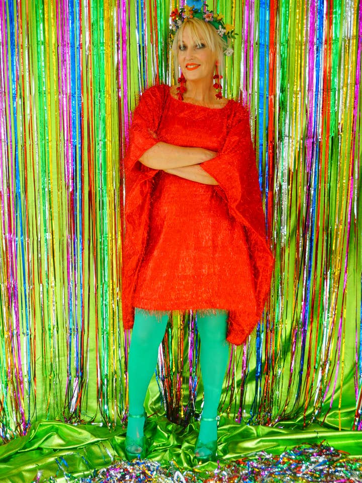 Fumbalinas - Vente Caftan – femme - Robe de fête mini kaftan rouge à paillettes et cheveux en tinsel6