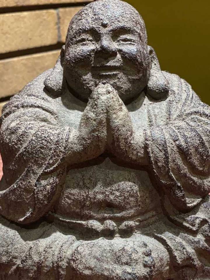Statue de Bouddha riant en cendres volcaniques pour la vente par Katmandu Trading Co.