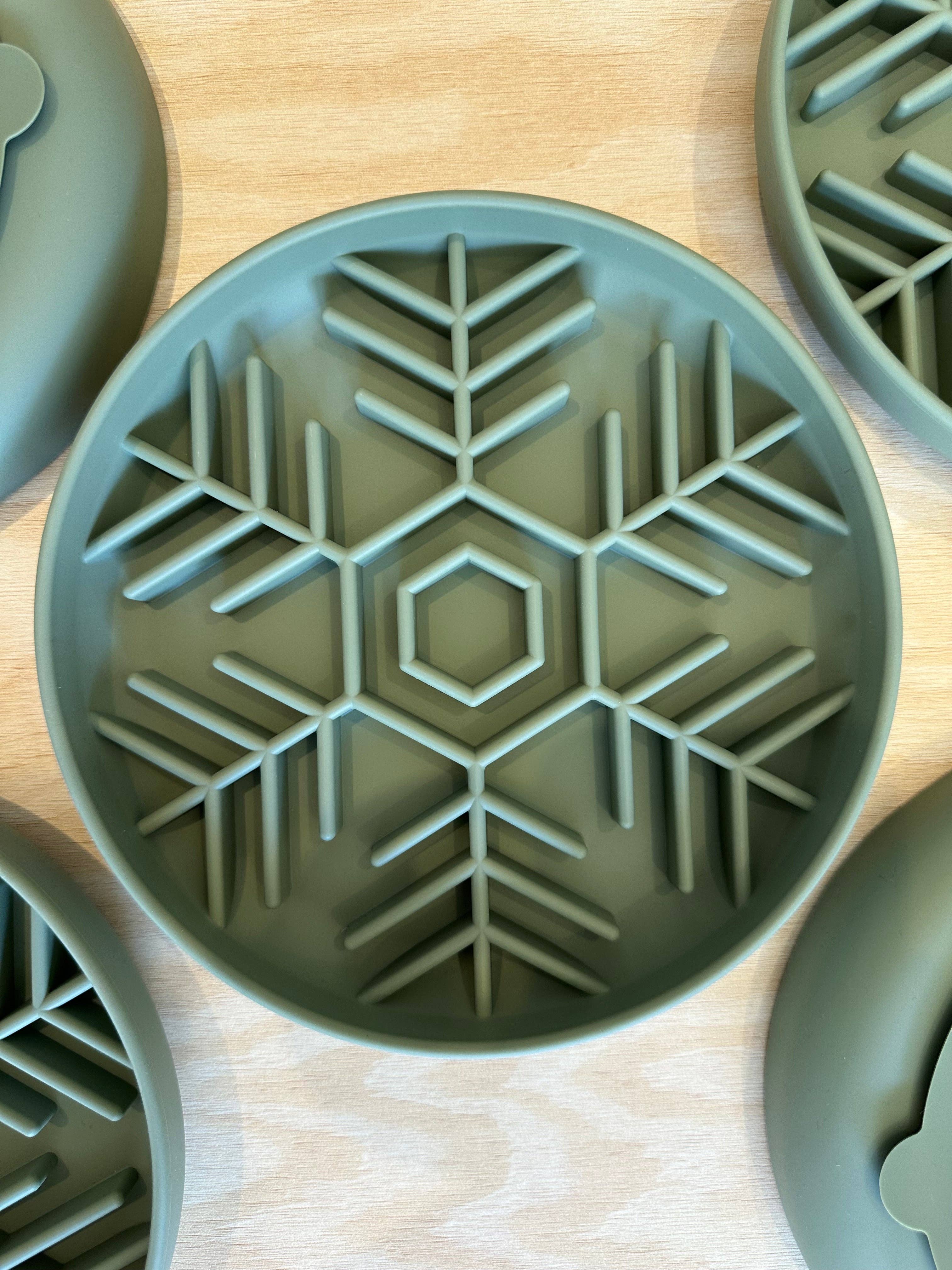 Wildbite Amantes Peludos – wholesale Matmatta för husdjur – Hund – Mörkgrön slickmatta för hund1