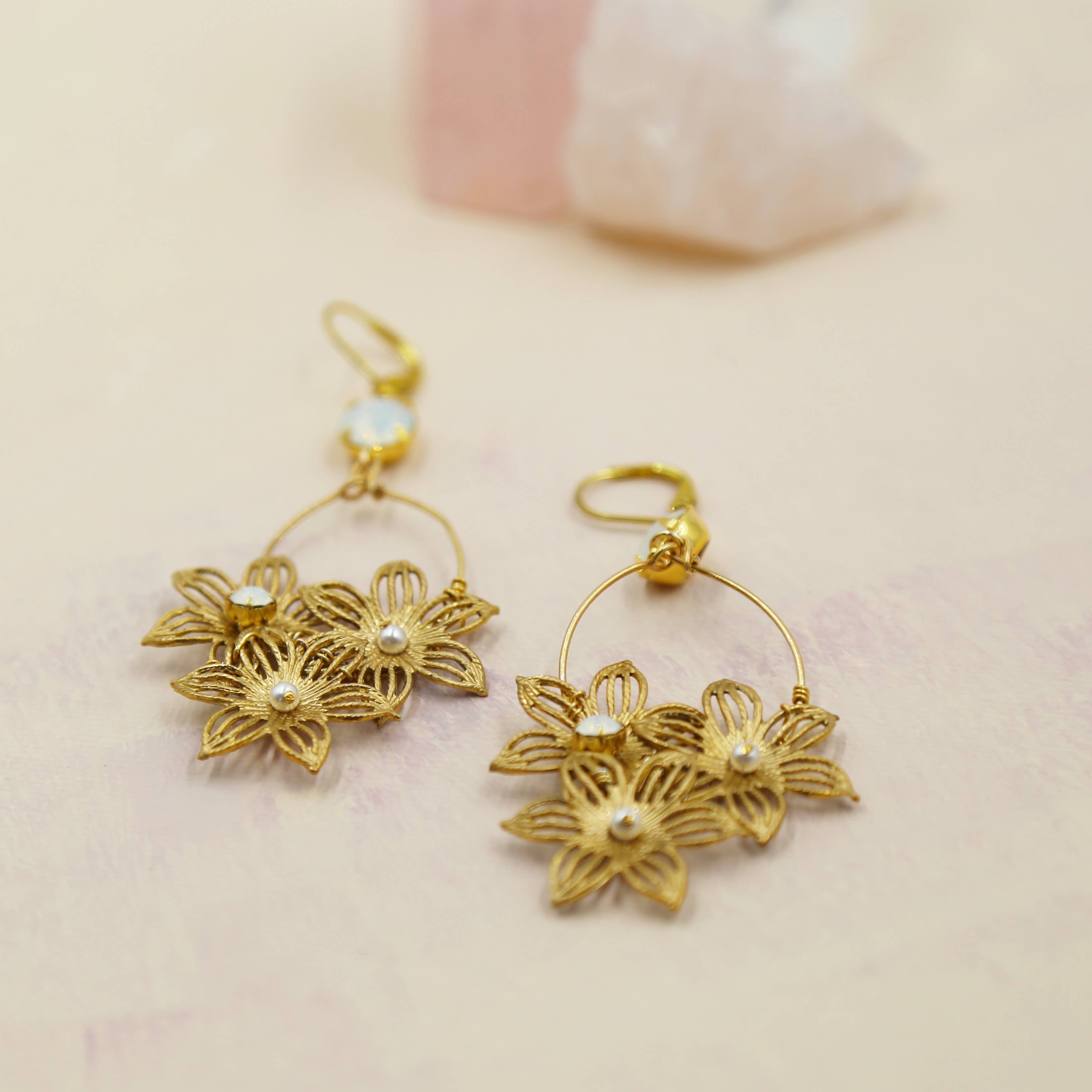 Acute Designs – wholesale Hängande örhängen – Blommig kluster uttalande örhängen2