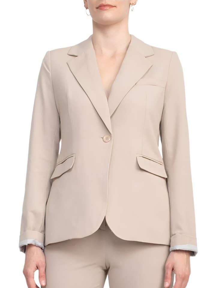 Giacca in tessuto con colletto a revers, maniche lunghe arrotolate, dettaglio a bottone singolo e tasche con patta. per la vendita all'ingrosso da parte di Immediate Apparel