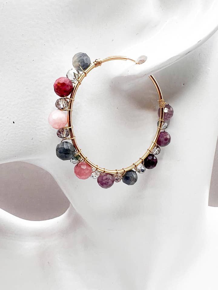 Orecchini con rubini e zaffiri per la vendita all'ingrosso da parte di River Lea Jewels