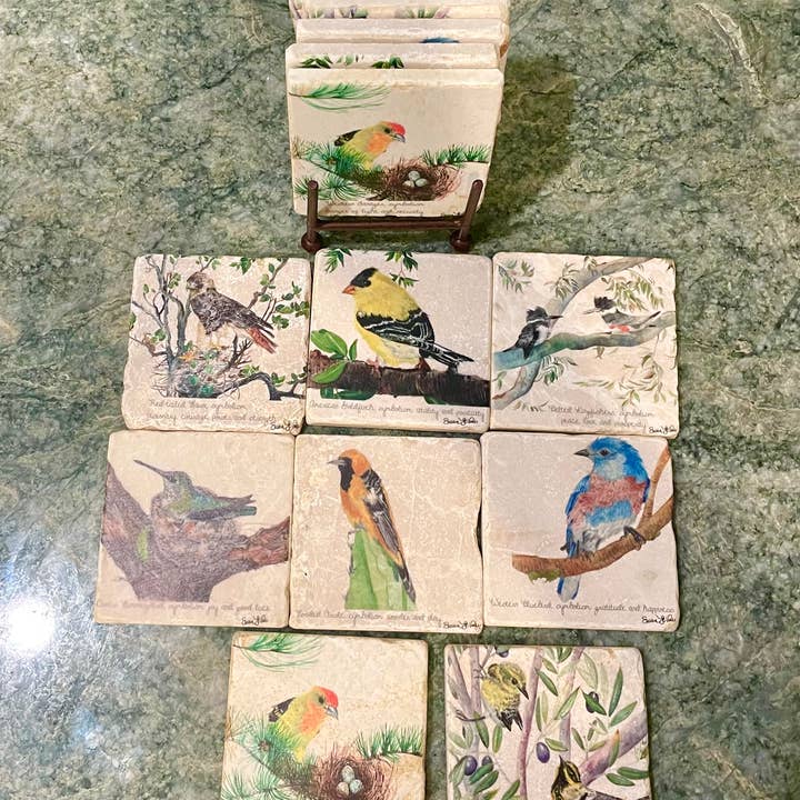 Dessous de verre fabriqués à la main, pierre ornée d'oiseaux et de symboles pour la vente par Susan LeVine