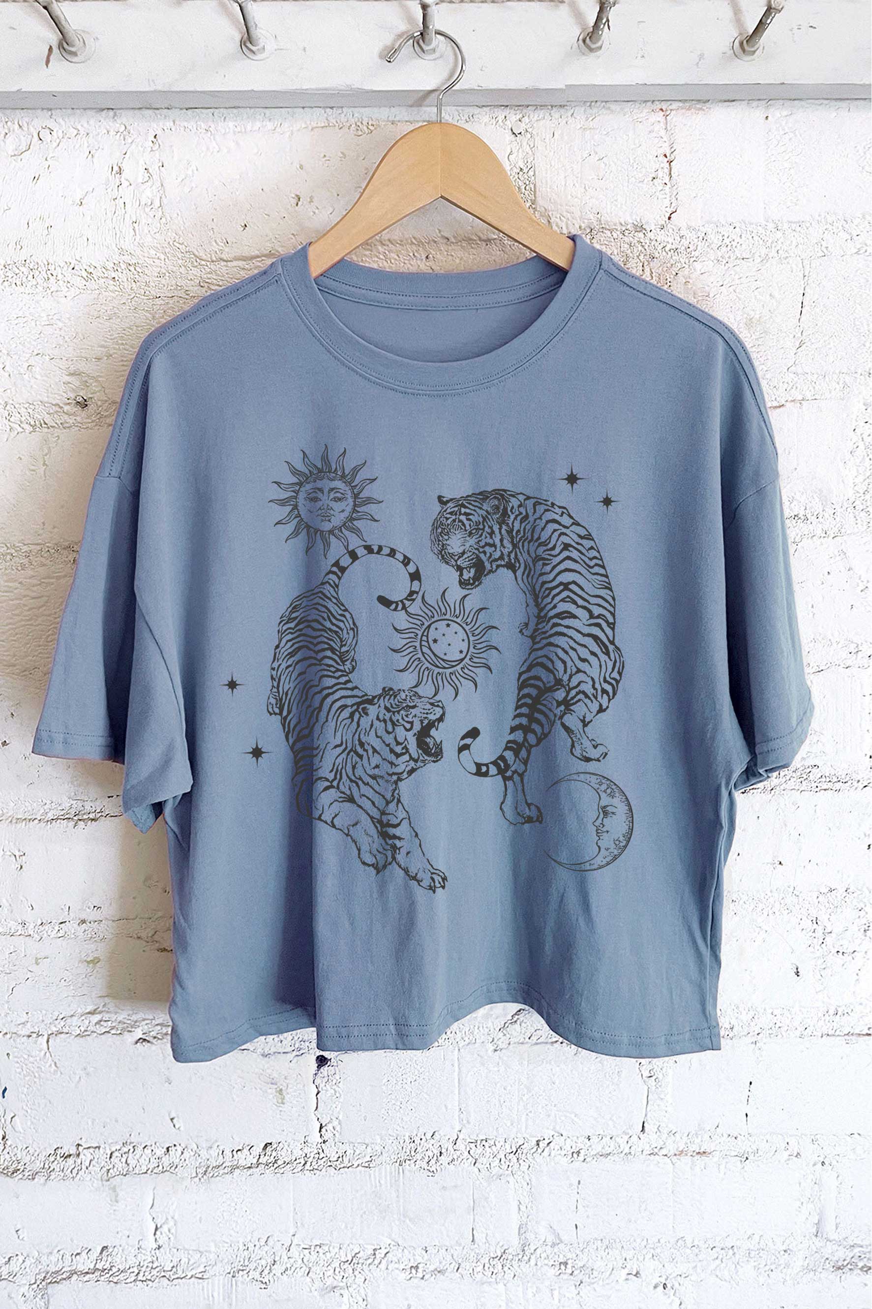 Rustee Clothing - Vente T-shirt sérigraphié – femme - HAUT COURT LONG À MOTIF DE TIGRE AVEC SOLEIL ET LUNE4