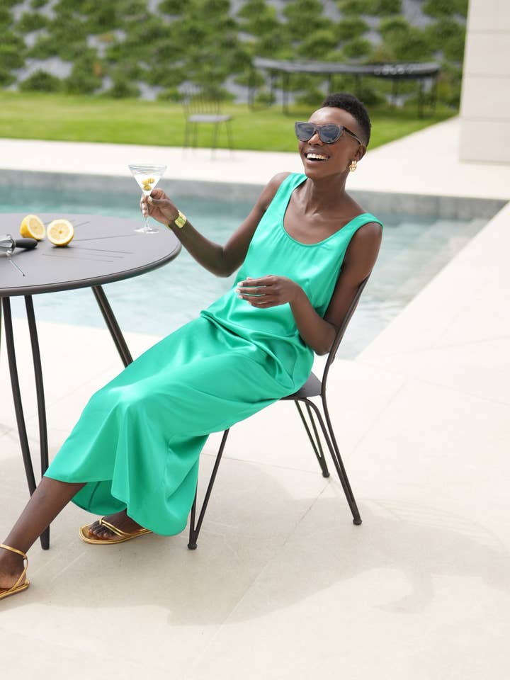 Vestido midi de seda pura color esmeralda Olivia para venta al por mayor de Bel Cashmere S.C.