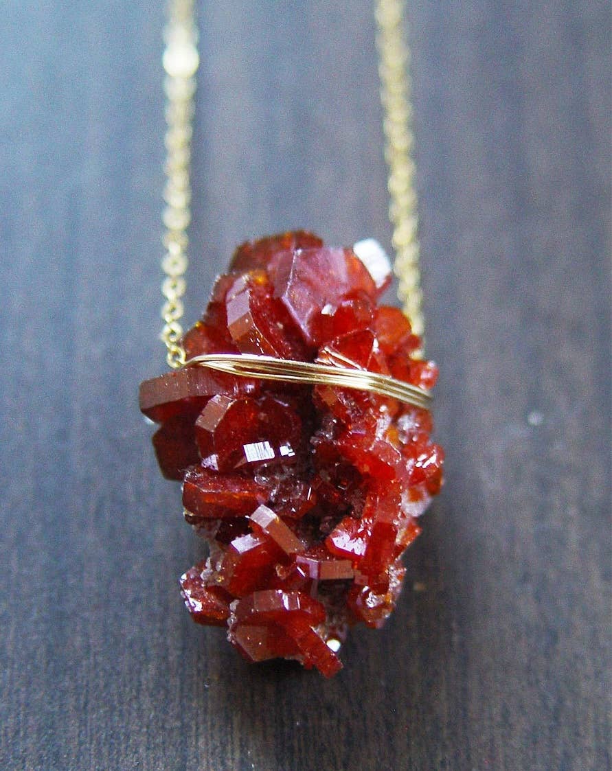 Friedasophie - Wholesale Halskettinghanger - 14k gouden halsketting van bordeauxrood vanadinietkristal, Raw Va