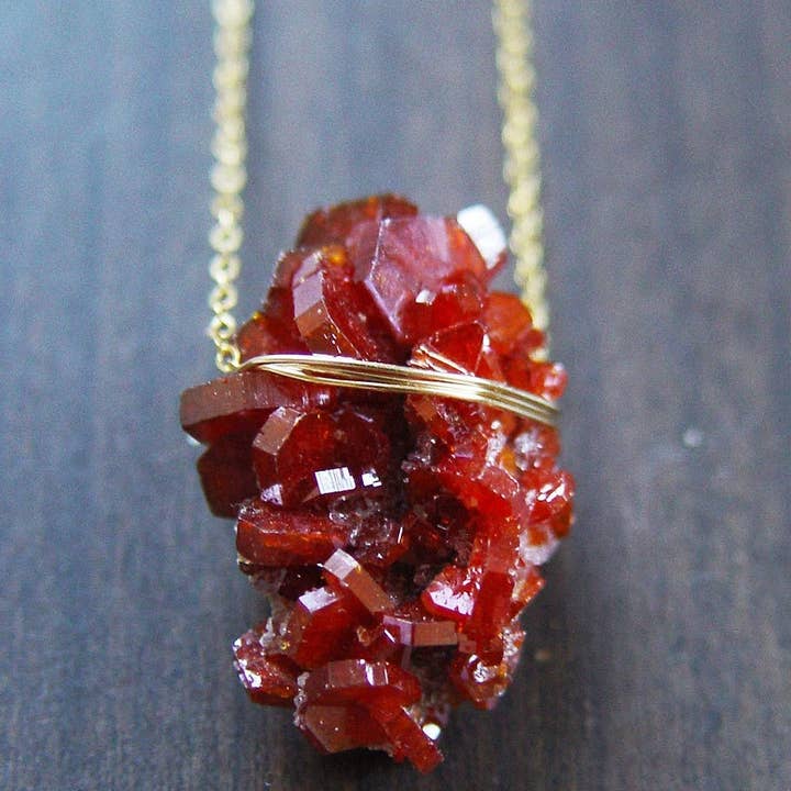 Friedasophie – Engroshandel Halskæde med vedhæng – Bourgogne Vanadinite Crystal 14 k guldfyldt halskæde, rå Va