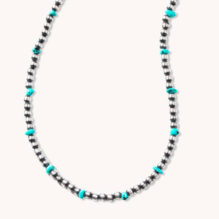 Wüstenblüte: Türkisfarbene Petite-Perlen-Halskette für den Großhandel von T.Skies Jewelry