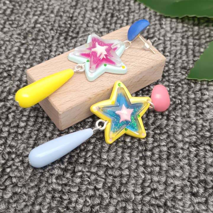 Mio Queena - Wholesale Hangende/ronde oorbellen - YK - Dopamine gekleurde oorstekers met stervormige bedel3